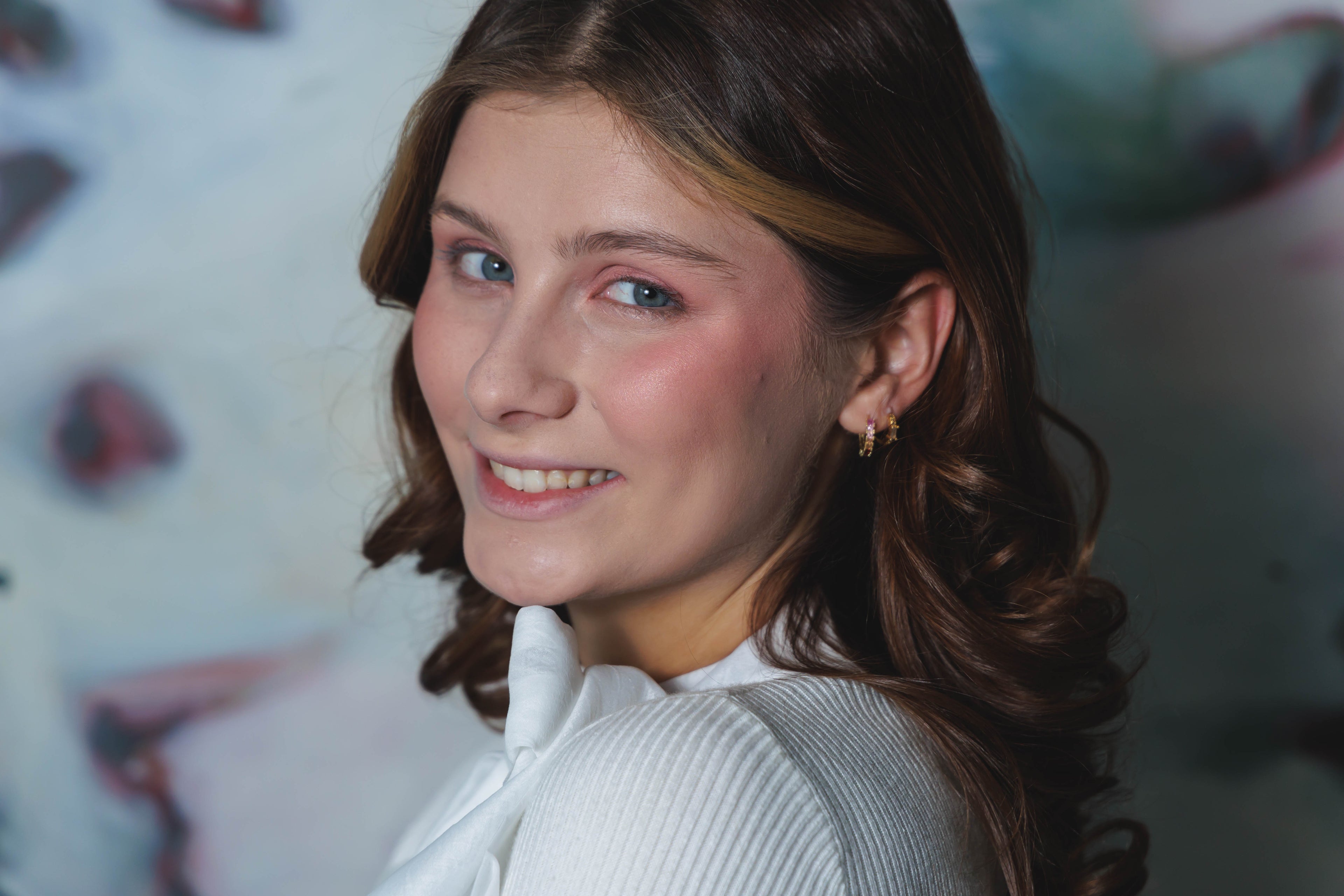 Darling - A soft peach infused with shimmer for a sun-kissed, luminous finish.